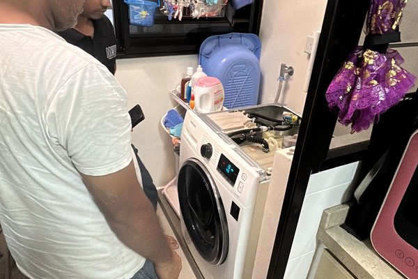 On-site diagnosis of a Samsung front loader, explaining the fault to the customer